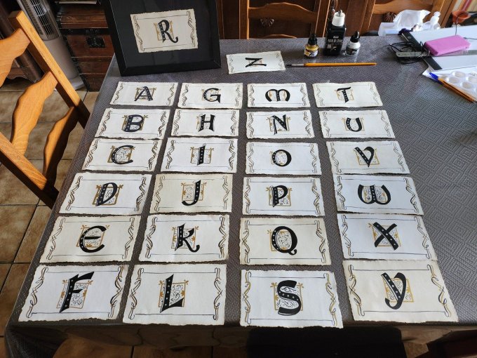 Le Duo de l’Officine – Deux Initiales Calligraphiées