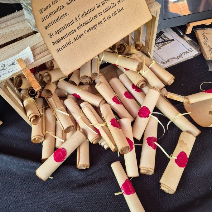 Les Plis de l’Officine – Parchemin Artisanal & Sceau de Cire