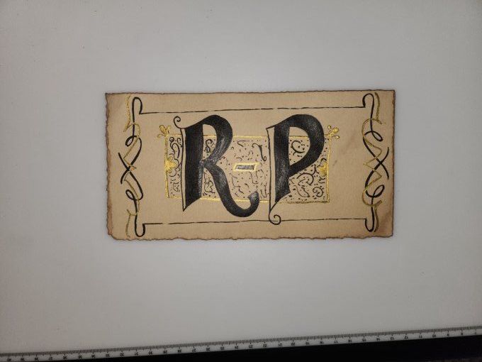 Le Duo de l’Officine – Deux Initiales Calligraphiées